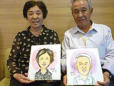 似顔絵をお描きした中国残留邦人のご夫婦