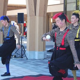 カラフルなモヒカンヘアーという個性豊かな見た目の大道芸人3人組くるくるシルク