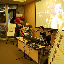 効果音モノマネなど音楽と笑いを融合させたパフォーマンスをする音楽芸人こまつ