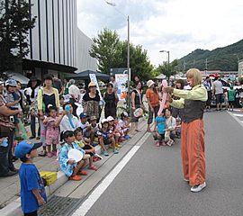 夏行事でいろいろなバルーンアートを作って子ども達を夢中にさせる大道芸人