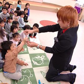 幼稚園のイベントでショーをするマジシャン