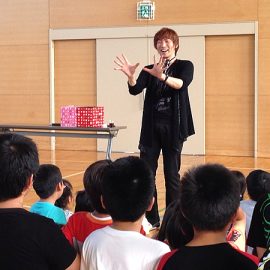 子ども会のイベントでショーをするマジシャン