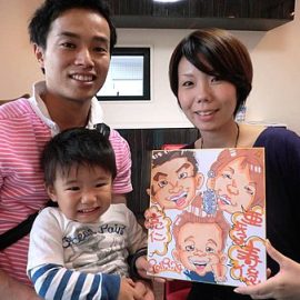 イベントでは行列ができるほど人気な男性似顔絵師が可愛く面白く描いたご家族の似顔絵