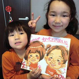 様々なイベントへの出演経験豊富な男性似顔絵師が描いた姉妹の似顔絵