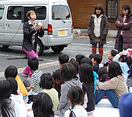 たくさんの観客の前でいろいろなジャグリングを披露する男性ジャグラー