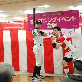 五郎丸選手のものまねをする芸人と一緒にイベントに出演したニッチロー