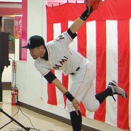 イチロー選手の投球フォームを真似るものまね芸人ニッチロー