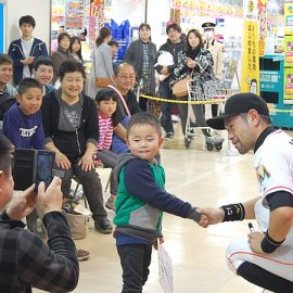 観客の男の子と握手をするお笑い芸人ニッチロー