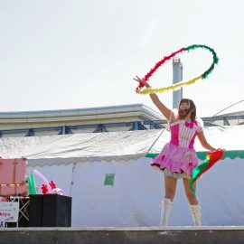 バルーンショーの中でマジックも披露する女性パフォーマー