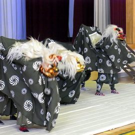 お正月のイベントで舞う3頭の獅子舞