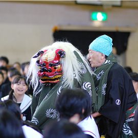 中学校の行事に出演した獅子舞