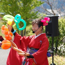 和風の衣装でイベントに出演したバルーンパフォーマー