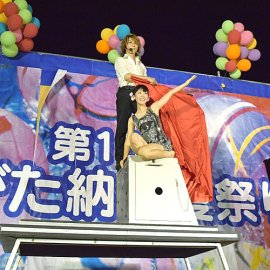 イリュージョンマジックで夏のお祭りを盛り上げる男性マジシャン