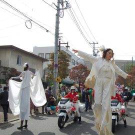 パレードで華麗なパフォーマンスをする女性2人組のスティルトチーム