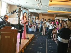 イベントにゲストとして出演した有名な女性オペラ歌手