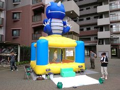 マンションの夏祭りにレンタルしたエア遊具（ふわふわ）