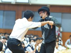 生徒さんと大道芸人・ロボットのぞみ