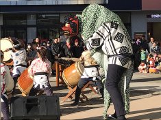 和太鼓の演奏に合わせて舞う獅子舞