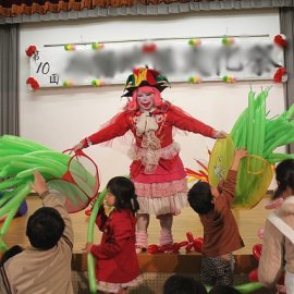 地域の祭りでお子様向けにバルーンアート教室をするバルーンパフォーマー