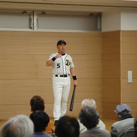 清原和博氏そっくりな表情や仕草で会場の皆さんの笑いを誘うものまね芸人のリトル清原