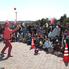 コミカルでパワフルな芸風が持ち味の大道芸人