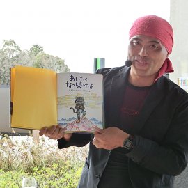 大道芸と絵本の読み聞かせを組み合わせたパフォーマンスで子ども達から人気の大道芸人