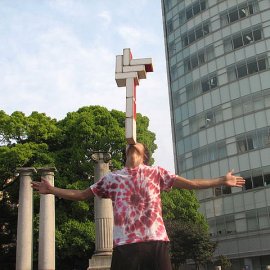 たくさんの箱を顎の上に積み上げてバランスをとるという芸を披露する男性大道芸人