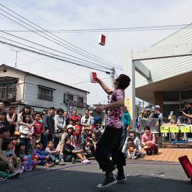 国内にとどまらず外国でのイベントなどにも出演してその実力が評価されている大道芸人