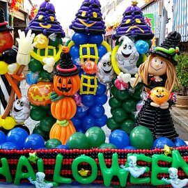 ハロウィンイベントのフォトスポットとして屋外に設置された大きなバルーンアート