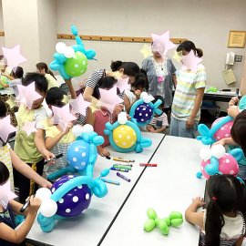 作ったバルーンに楽しそうにお絵かきをしているバルーン教室に参加した子ども達