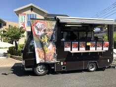 焼き鳥とフランクフルトを来場者にプレゼントするため住宅展示場に派遣した食品移動販売車