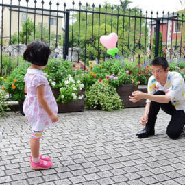 子どもにバルーンアートを披露するバルーンパフォーマー