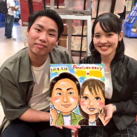 明るく楽しく可愛い似顔絵に笑顔するカップル