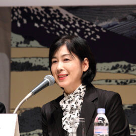 得意分野の医療系学会で司会進行をする女性のプロ司会者