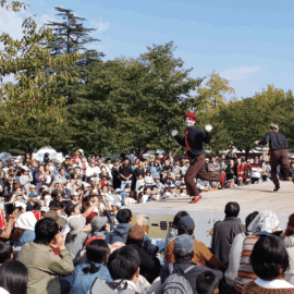 たくさんの観客をあつめる世界にも注目されている東京スカイツリー公認パフォーマー