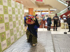 愛知県名古屋市のショッピングモールお正月イベントで舞を披露する獅子舞