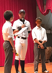 進行役の生徒会役員のインタビューに応じるニッチロー’